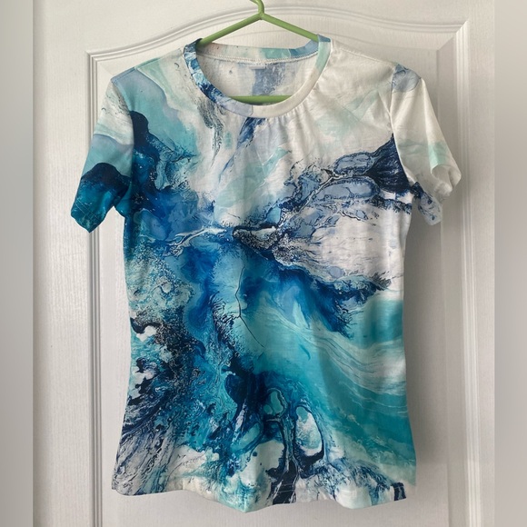 2 for 1! Marble print short sleeve shirts. Size small. - Picture 7 of 11